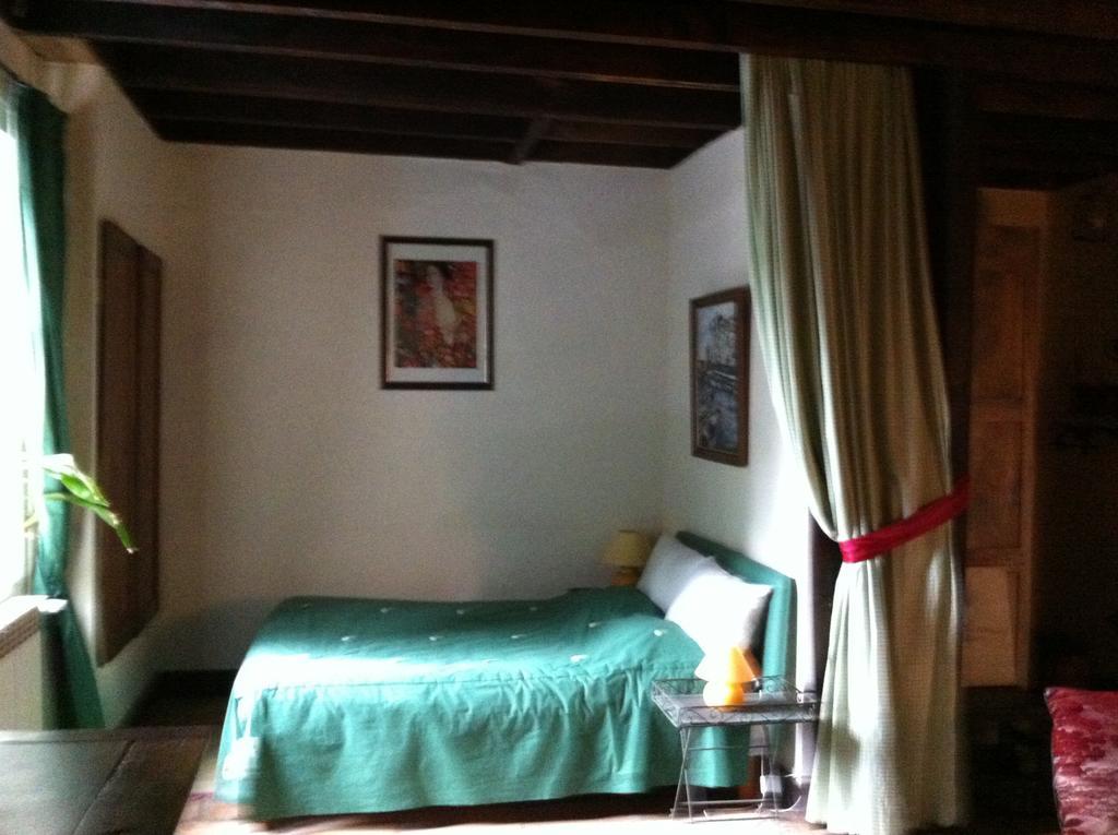 La Rolandière Faverges-de-la-Tour Chambre photo